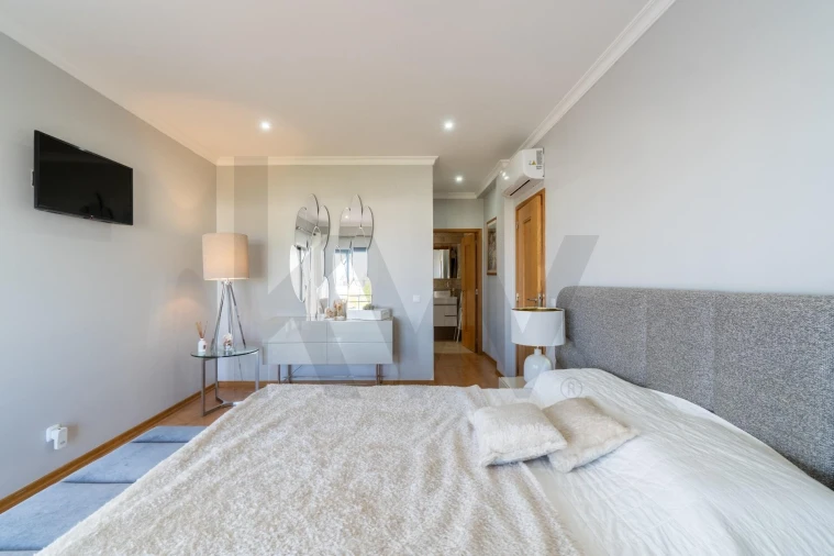 Moradia T4 para Venda em Quelfes Foto 25