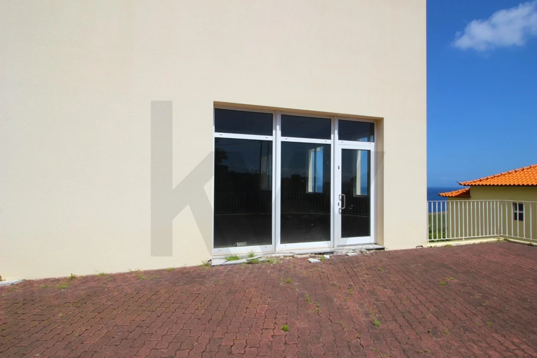 Loja para Venda em Caniço Foto 1