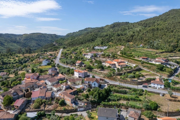 Moradia T4 para Venda em Fataunços e Figueiredo das Donas Foto 5