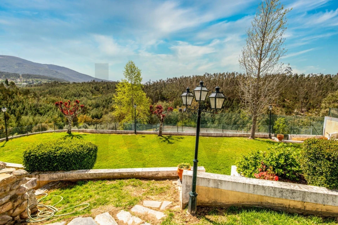 Moradia T8 para Venda em Serpins Foto 2