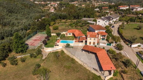 Moradia T8 para Venda em Serpins