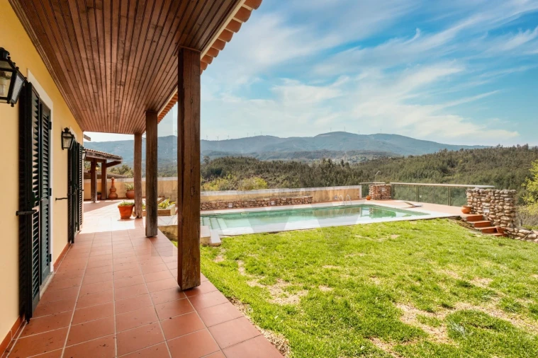 Moradia T8 para Venda em Serpins