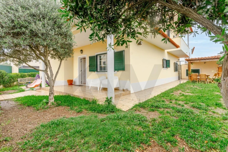 Moradia T4 para Arrendamento em Charneca de Caparica e Sobreda Foto 25