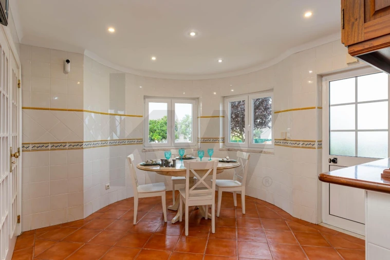 Moradia T4 para Arrendamento em Charneca de Caparica e Sobreda Foto 36