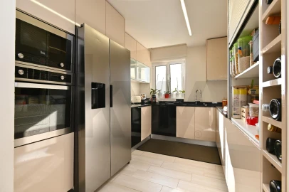 Apartamento T5 para Venda em Oeiras e São Julião da Barra, Paço de Arcos e Caxias