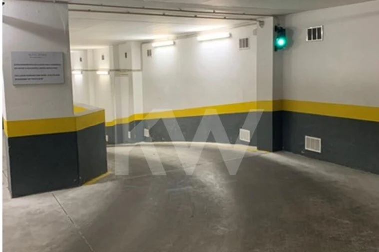 Garagem para Venda em Santo António Foto 17