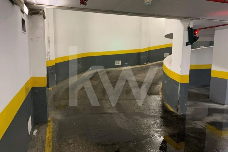 Garagem para Venda em Santo António Foto 13