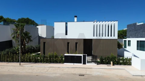Moradia T4 para Venda em Quarteira