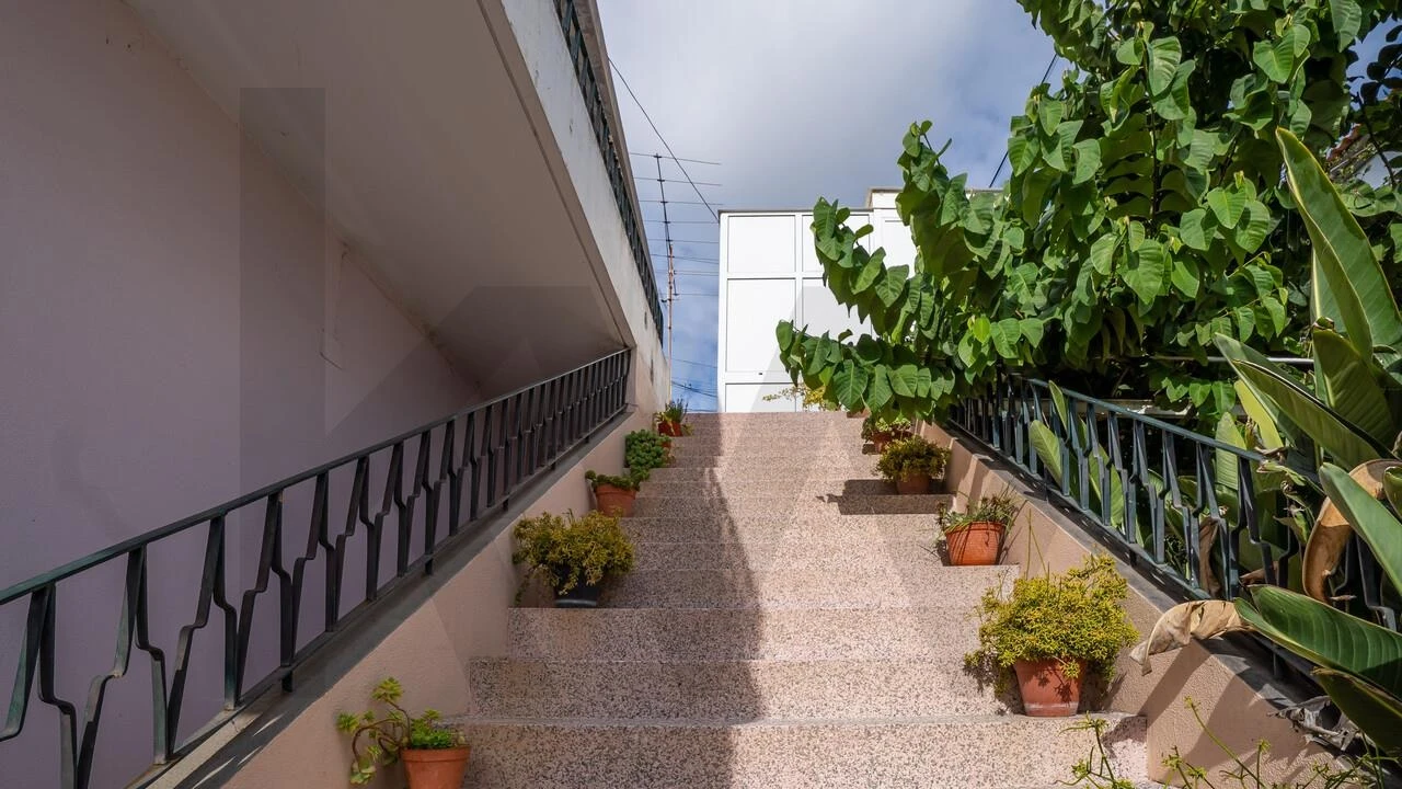 Moradia T5 para Venda em Estreito de Camara de Lobos Foto 20