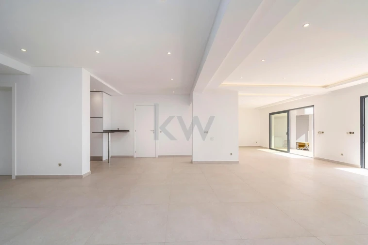 Moradia T5 para Venda em Guia Foto 4