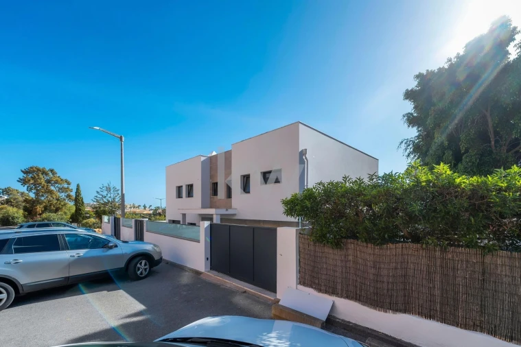 Moradia T5 para Venda em Guia Foto 47