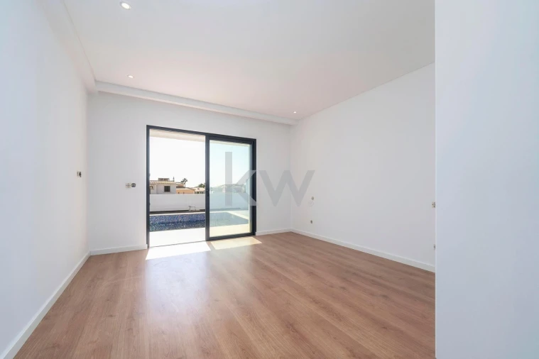 Moradia T5 para Venda em Guia Foto 19