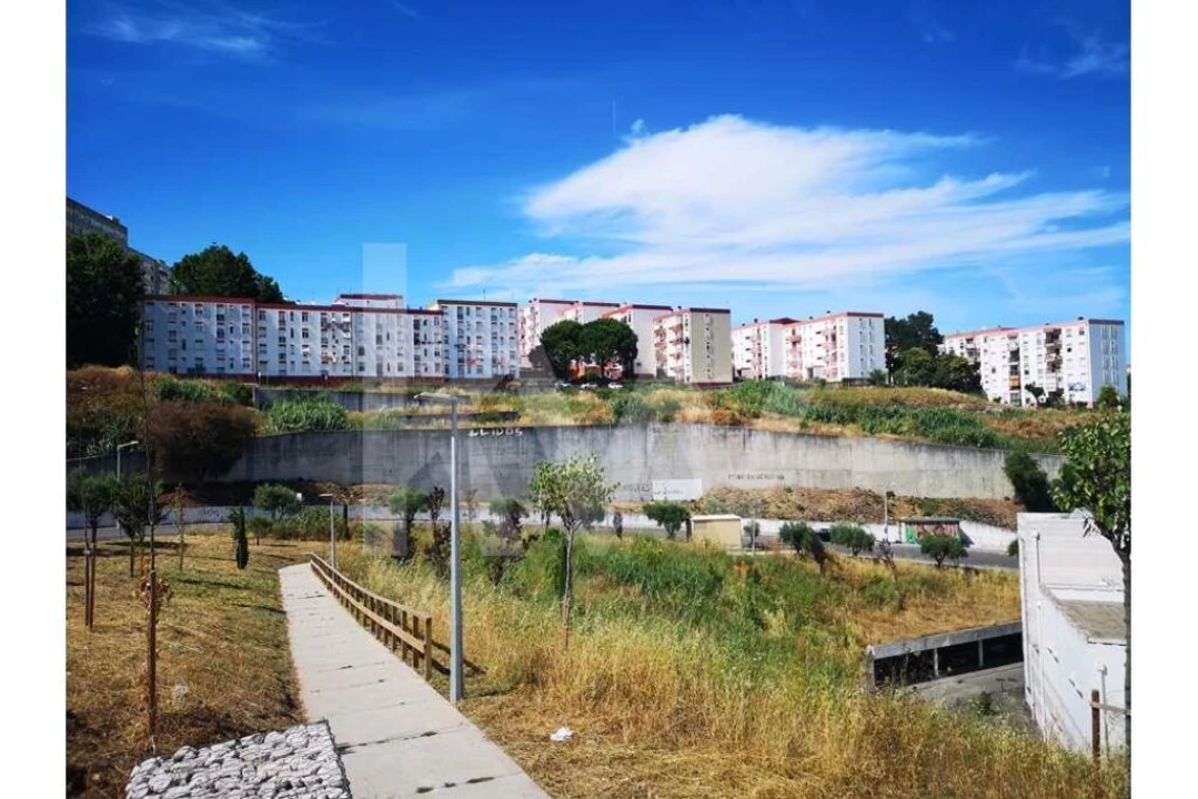 Terreno para Venda em Santo António dos Cavaleiros e Frielas Foto 2
