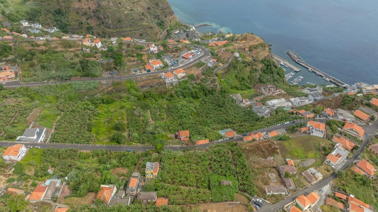 Terreno para Venda em Arco da Calheta Foto 1