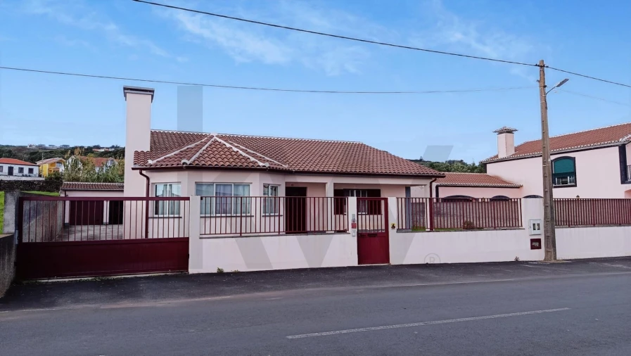 Moradia T3 para Venda em Porto Judeu Foto 1