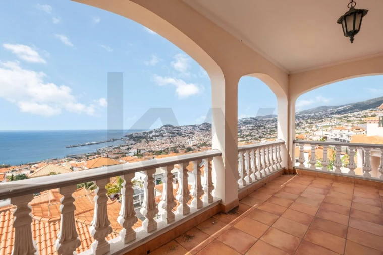 Moradia T4 para Venda em Funchal (Santa Maria Maior) Foto 3