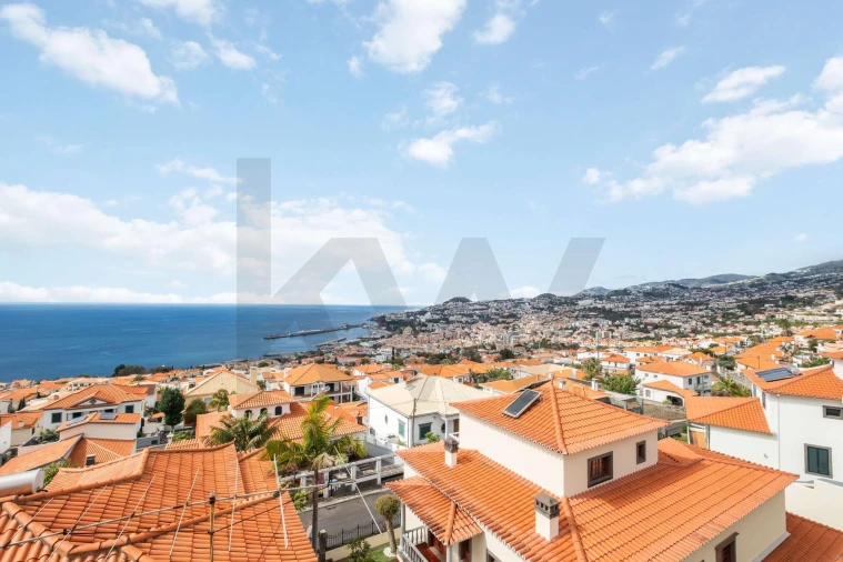 Moradia T4 para Venda em Funchal (Santa Maria Maior) Foto 2