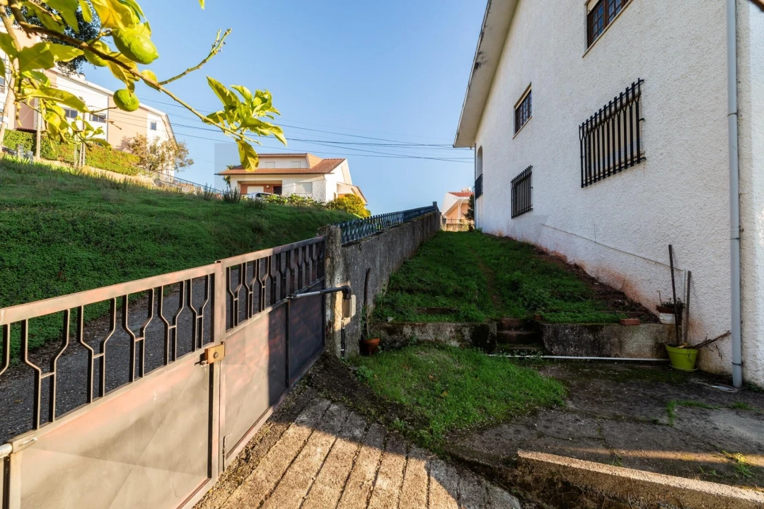 Moradia T4 para Venda em Santo Antonio dos Olivais Foto 48