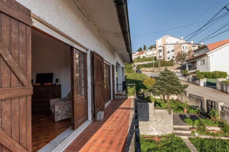 Moradia T4 para Venda em Santo Antonio dos Olivais Foto 4