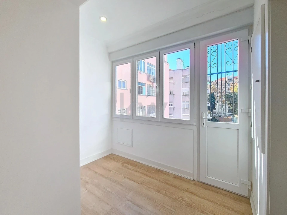 Apartamento T3 para Venda em Areeiro Foto 2