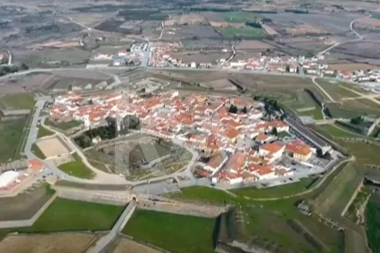 Moradia T6 para Venda em Figueira de Castelo Rodrigo Foto 12