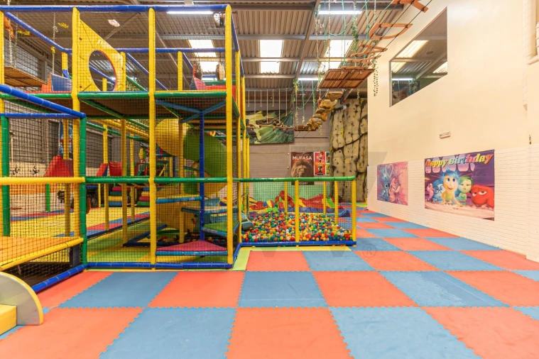 Armazém para Venda em Serzedo e Perosinho Foto 4