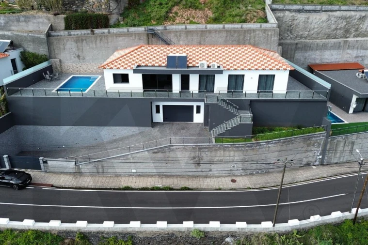 Moradia T3 para Venda em Ribeira Brava Foto 1
