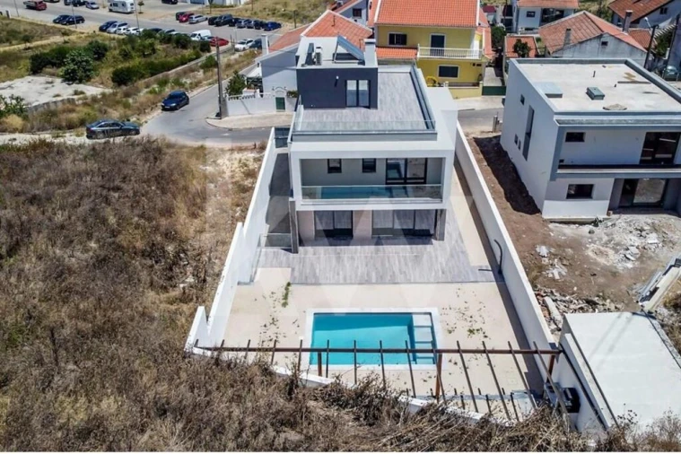 Moradia T4 para Venda em Pontinha e Famões Foto 4