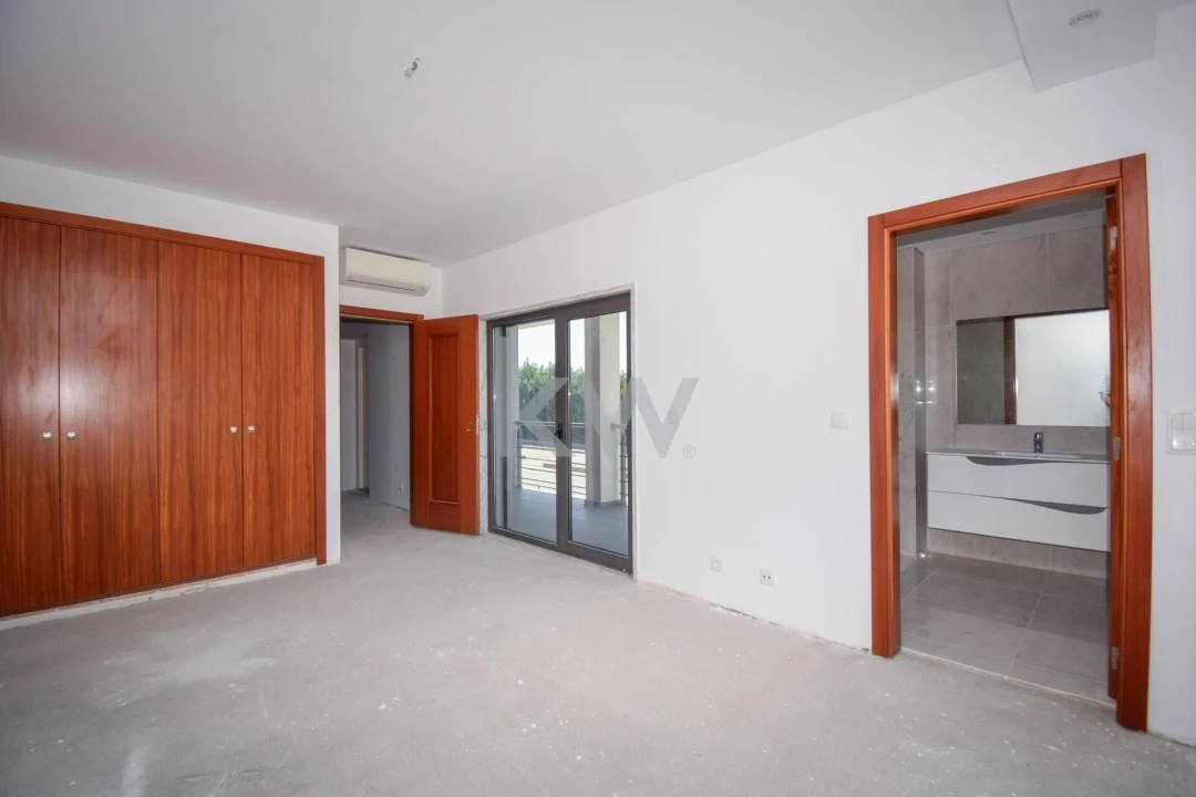 Moradia T4 para Venda em Carnaxide e Queijas Foto 36