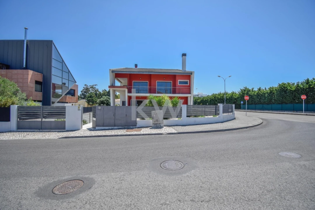 Moradia T4 para Venda em Carnaxide e Queijas Foto 2