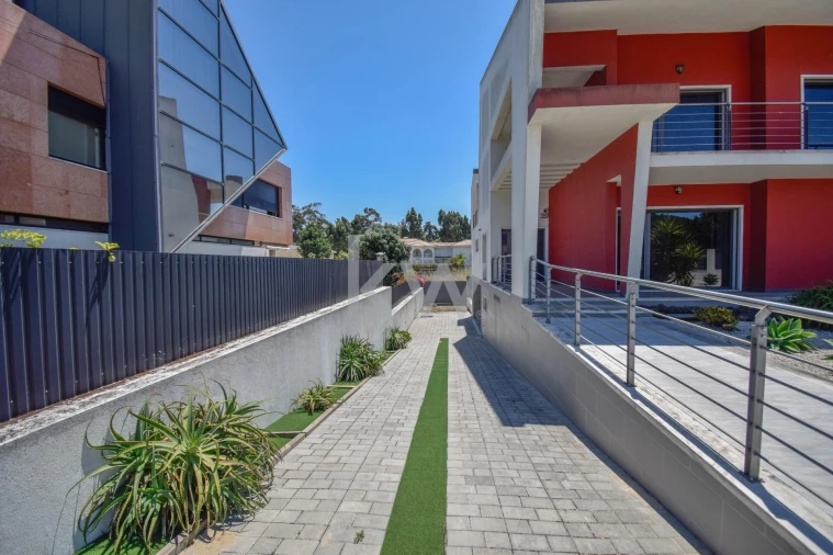 Moradia T4 para Venda em Carnaxide e Queijas Foto 7