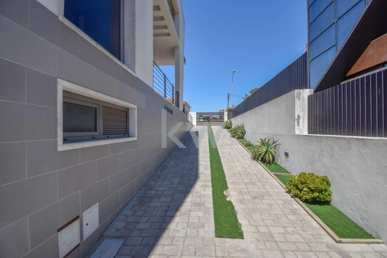 Moradia T4 para Venda em Carnaxide e Queijas Foto 52