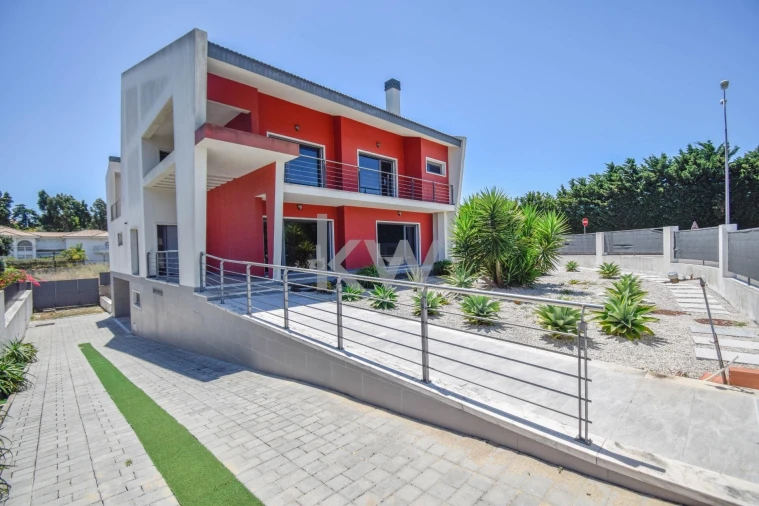 Moradia T4 para Venda em Carnaxide e Queijas Foto 8