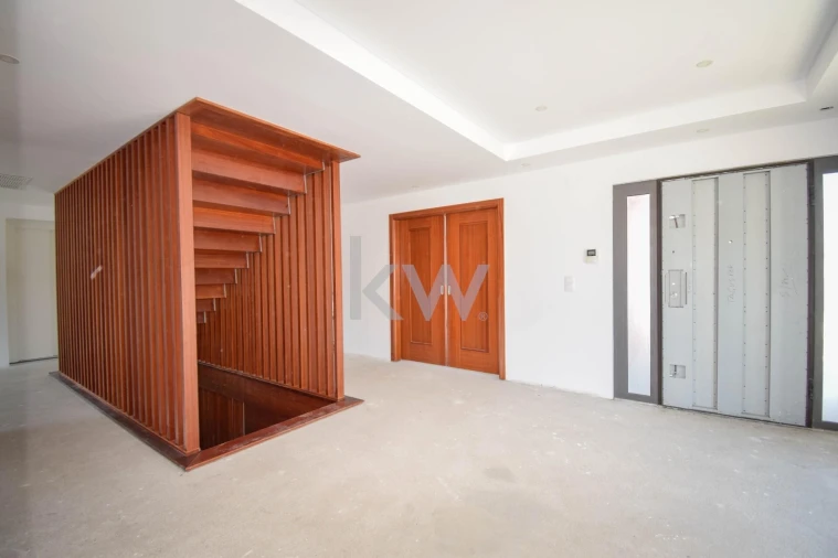 Moradia T4 para Venda em Carnaxide e Queijas Foto 9