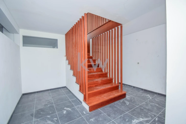 Moradia T4 para Venda em Carnaxide e Queijas Foto 48