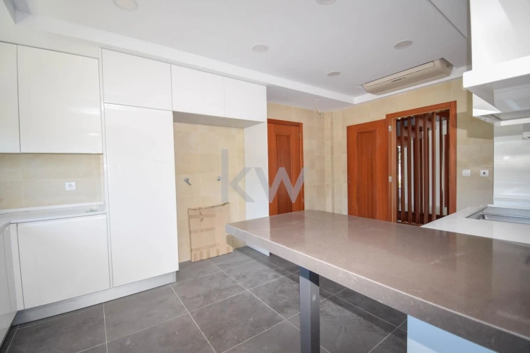 Moradia T4 para Venda em Carnaxide e Queijas Foto 23