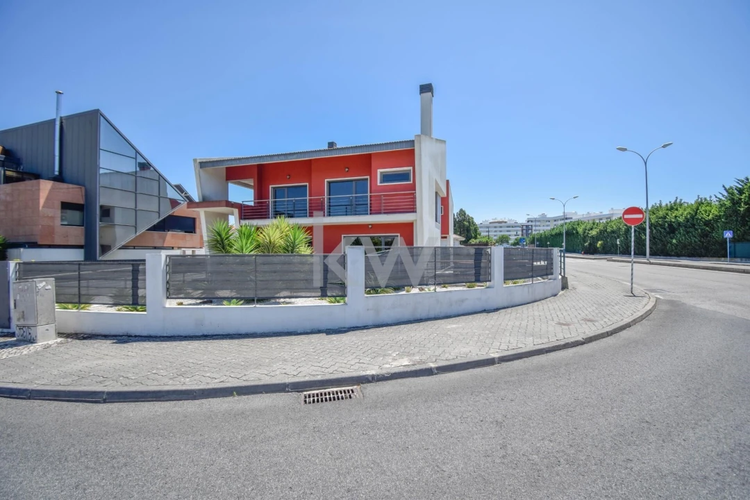 Moradia T4 para Venda em Carnaxide e Queijas Foto 3