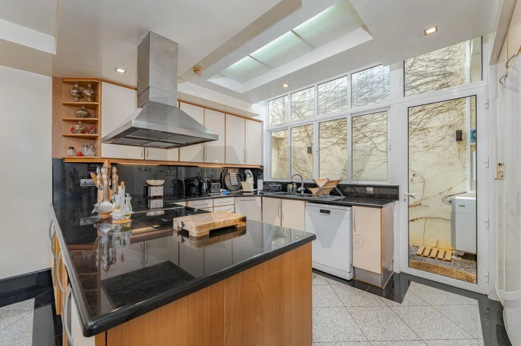 Moradia T4 para Venda em Funchal (Santa Maria Maior) Foto 9