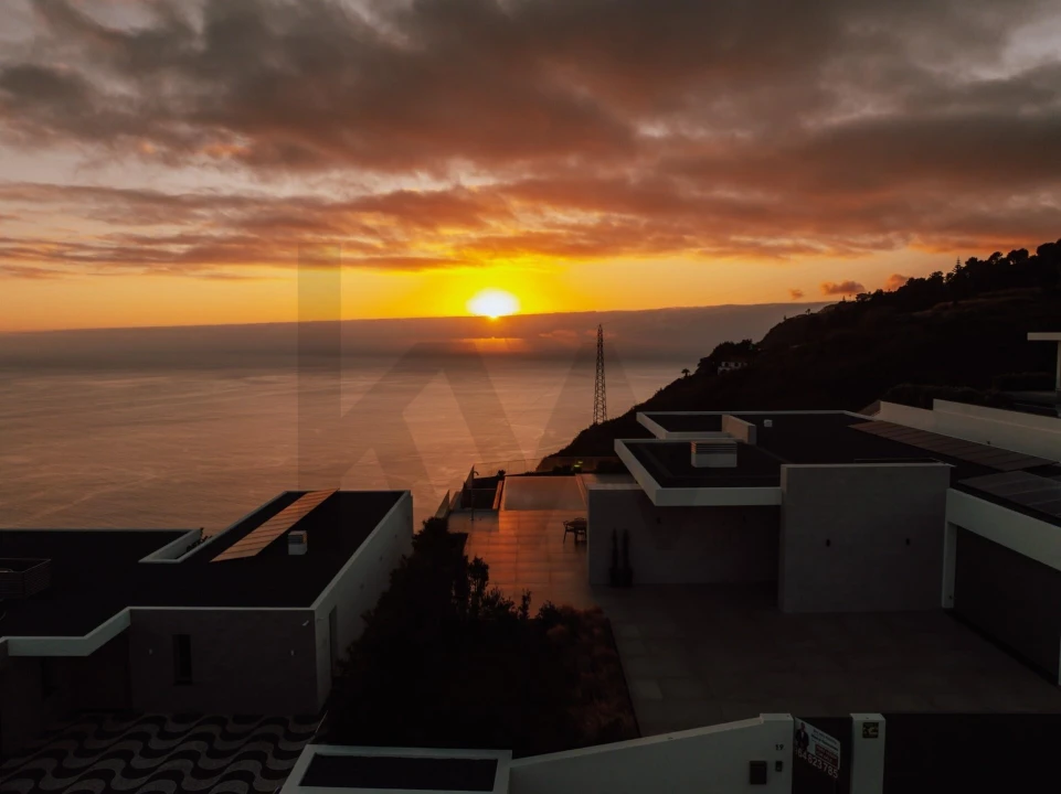 Moradia T4 para Venda em Prazeres Foto 1