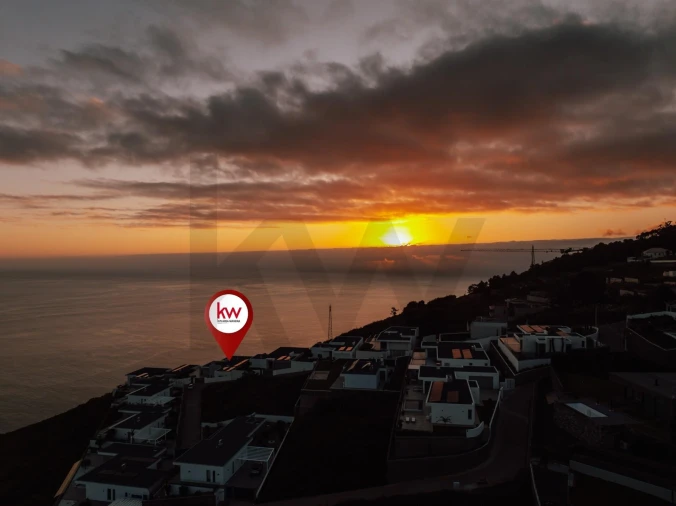 Moradia T4 para Venda em Prazeres Foto 2