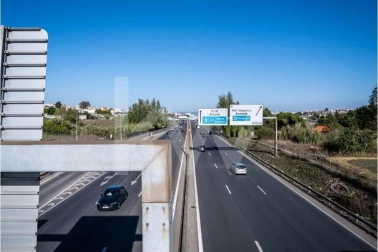 Terreno para Venda em Charneca de Caparica e Sobreda Foto 9