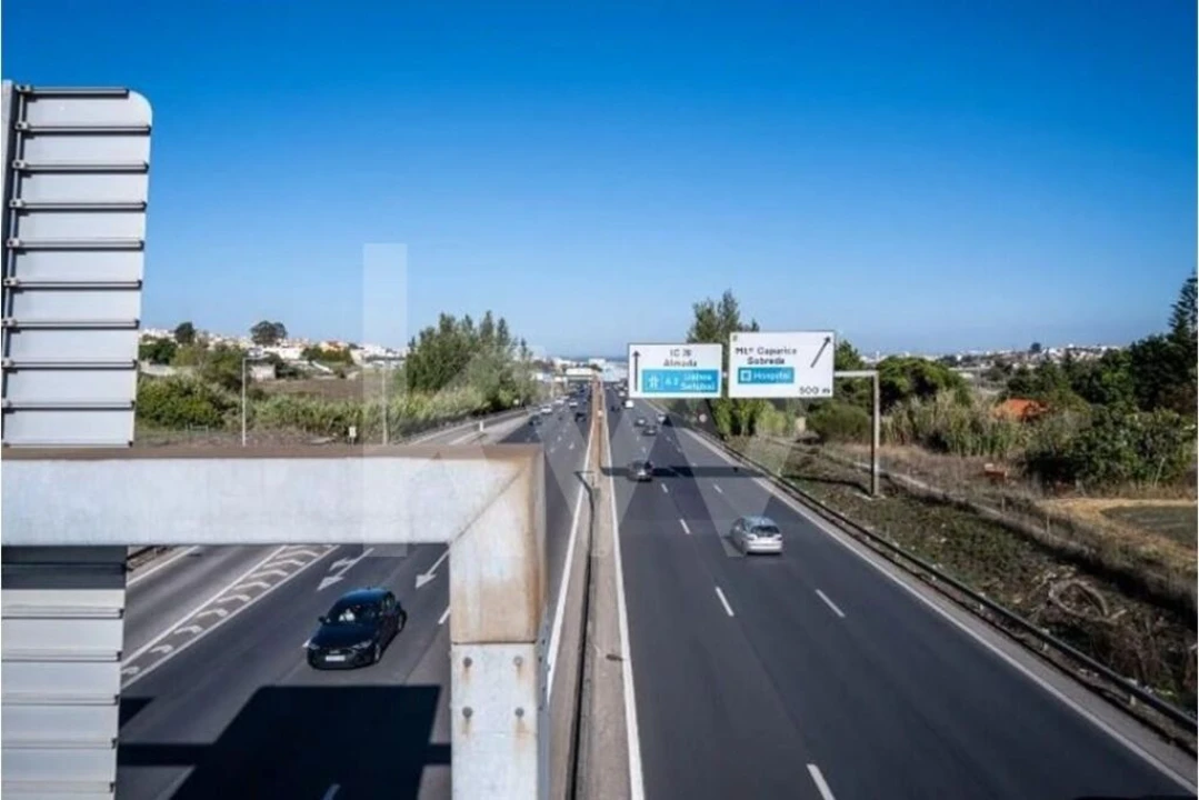 Terreno para Venda em Charneca de Caparica e Sobreda Foto 9