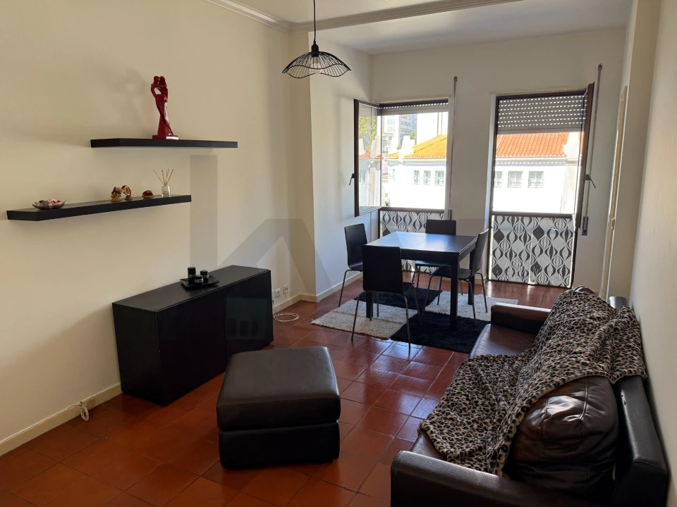 Apartamento T1 para Arrendamento em Santo Antonio dos Olivais Foto 6