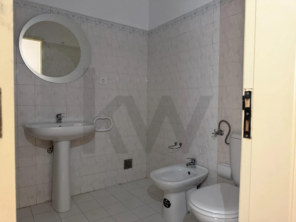Apartamento T1 para Arrendamento em Santo Antonio dos Olivais Foto 20