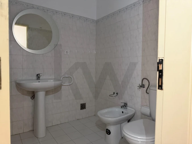 Apartamento T1 para Arrendamento em Santo Antonio dos Olivais Foto 20