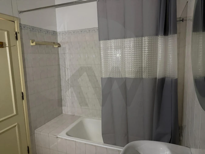 Apartamento T1 para Arrendamento em Santo Antonio dos Olivais Foto 18