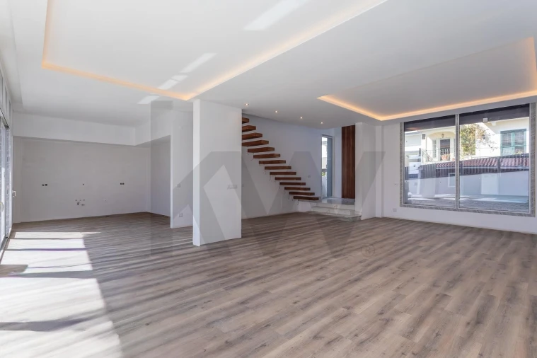 Moradia T4 para Venda em Pontinha e Famões Foto 9