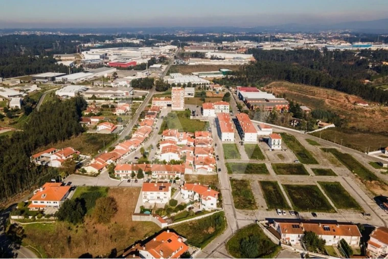 Terreno para Venda em Travassô e Óis da Ribeira Foto 3