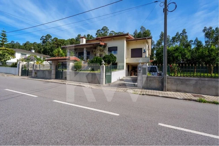 Moradia T6 para Venda em Milheiros de Poiares Foto 4