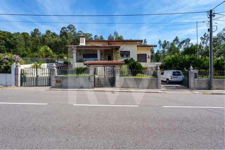 Moradia T6 para Venda em Milheiros de Poiares Foto 2